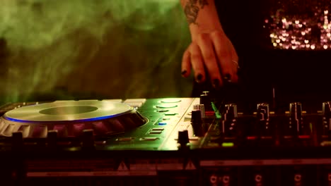 dj chica tocando en un club nocturno