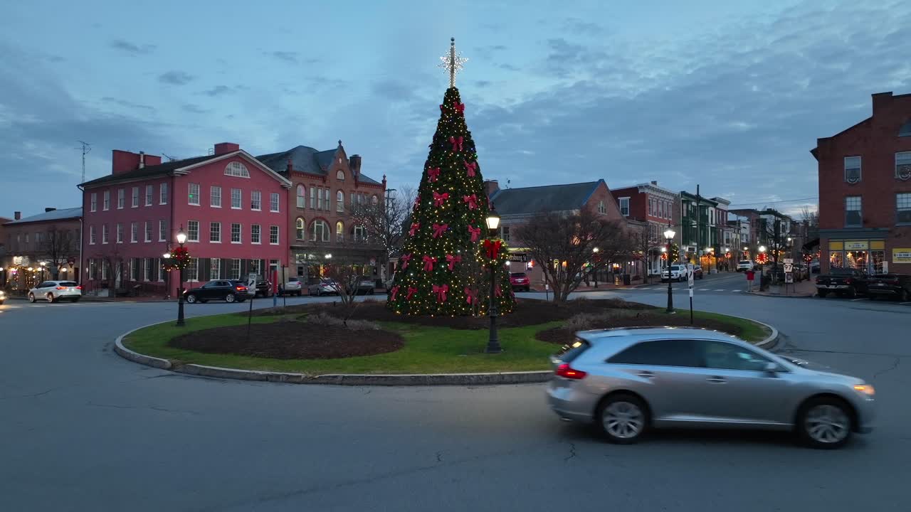 미국 시내의 높은 크리스마스 트리의 공중 촬영