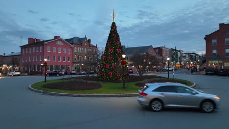 Toma-Aérea-De-Un-Alto-árbol-De-Navidad-En-El-Centro-De-Una-Ciudad-Americana.