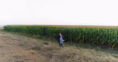 Junglandwirte-Diskutieren-Im-Maisfeld-Landwirtschaft-11