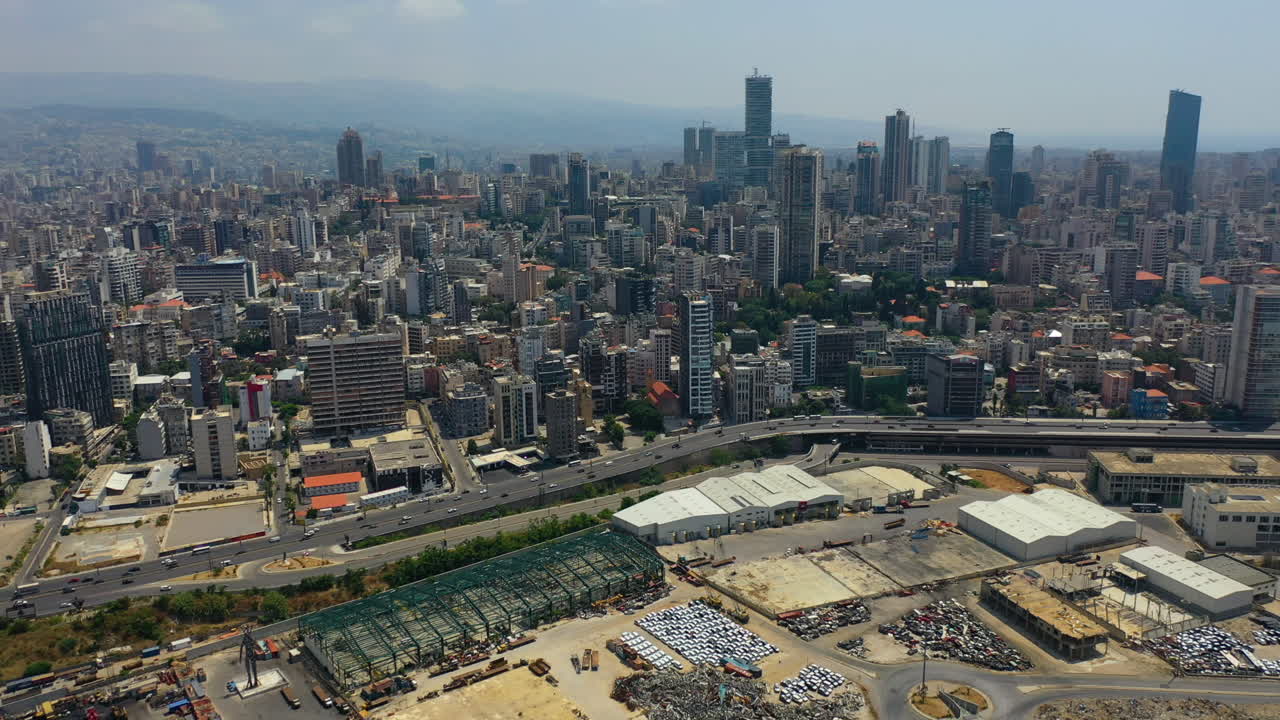 베이루트 스카이라인을 향해 항구 위로 날아가는 공중 드론 보기