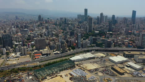 vista aérea de drones volando sobre el puerto hacia el horizonte de beirut