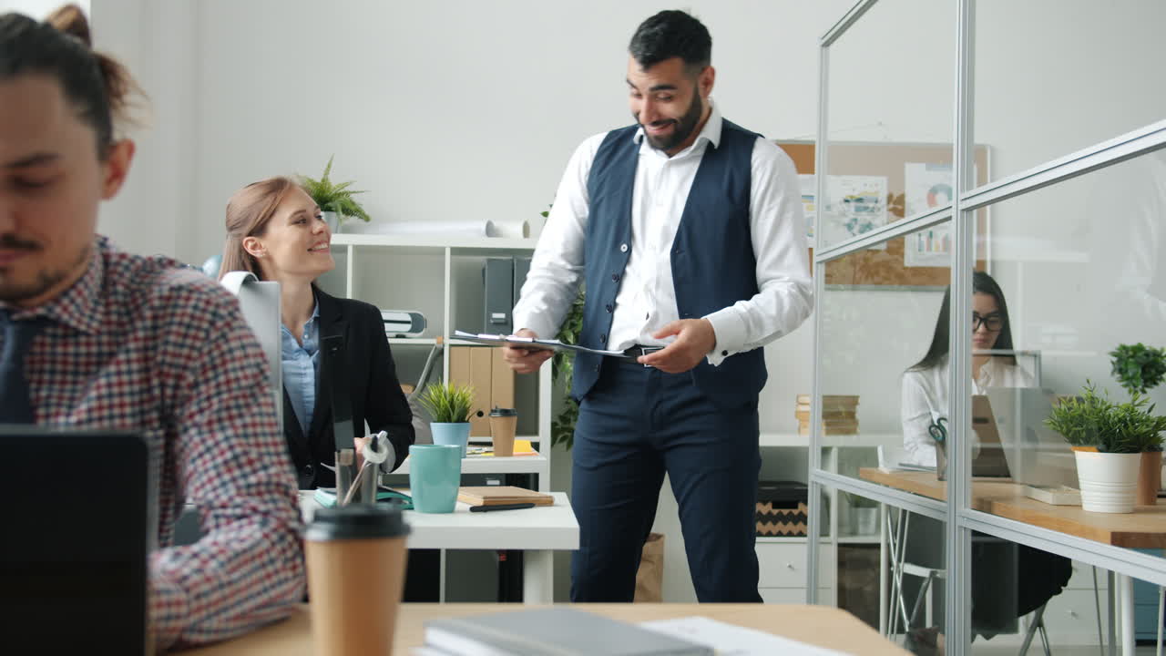 feliz equipo de la oficina celebrando el éxito