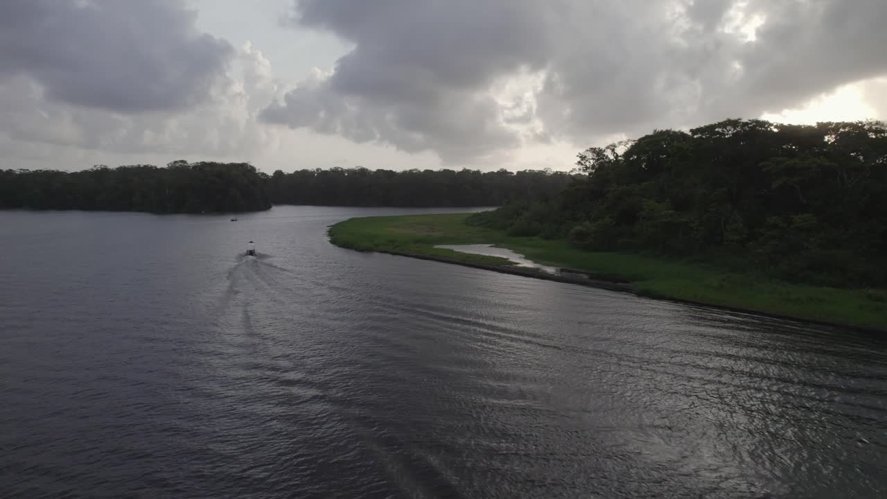 una vista aérea de un barco que cruza