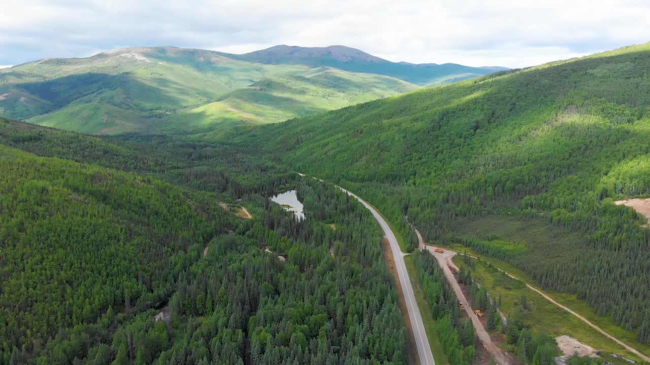 video de drones de 4k de montañas a lo largo de la carretera de aguas termales de chena cerca de la entrada del complejo a las afueras de fairbanks, alaska en verano