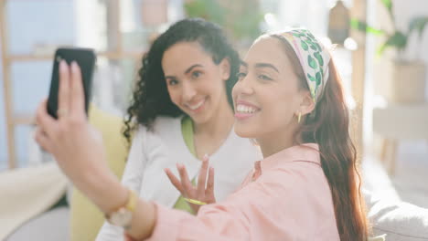 Amigas,-Selfie-Y-Sonrisa-En-El-Sofá