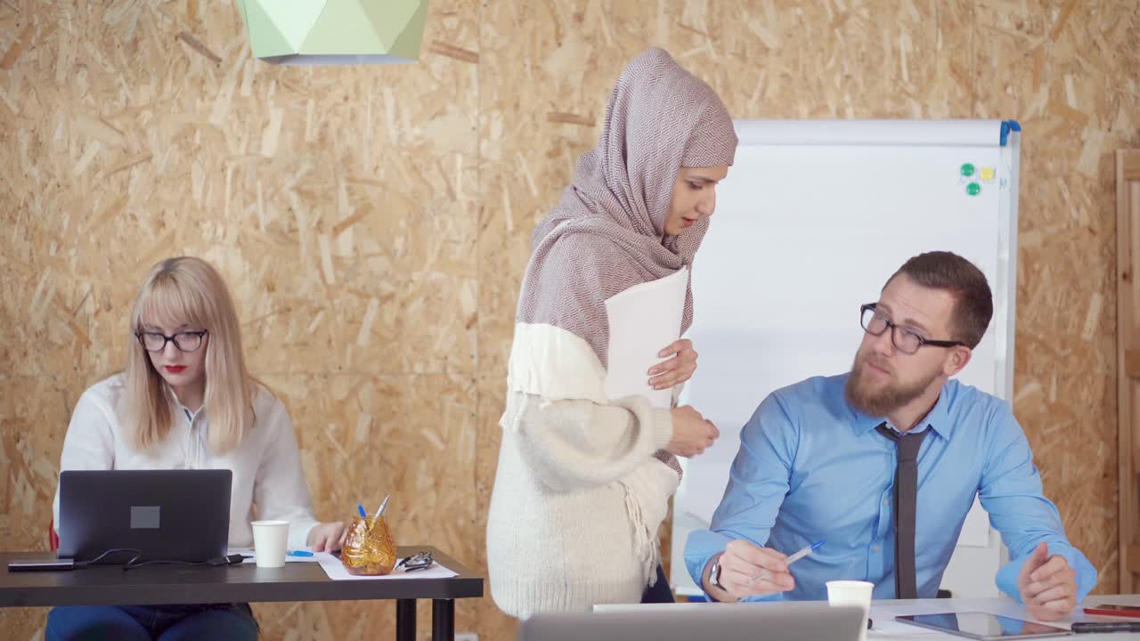 Rapat Bisnis di Kantor