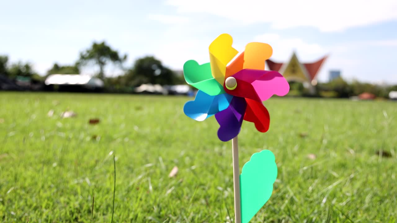 활기찬 핀은 야외에서 빠르게 회전합니다.