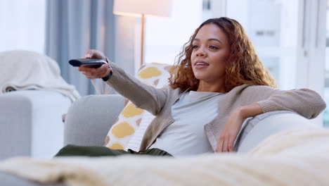 mujer disfrutando de su película favorita
