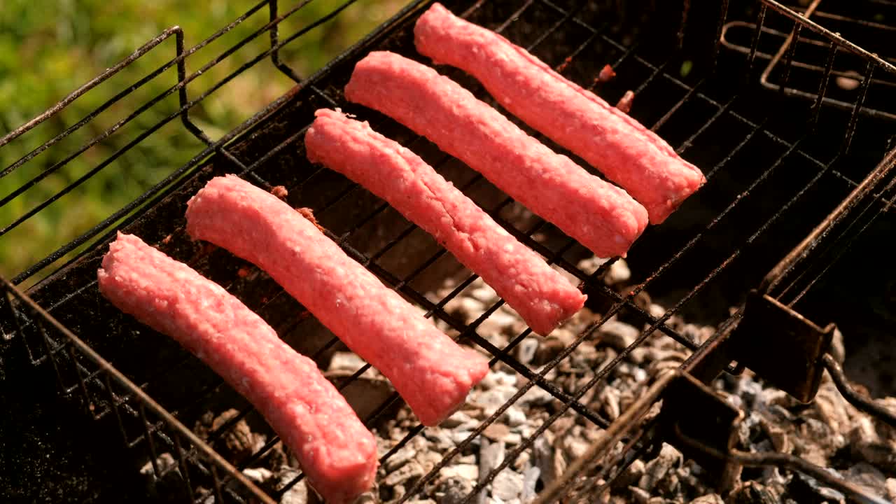 las salchichas están fritas en la parrilla.
