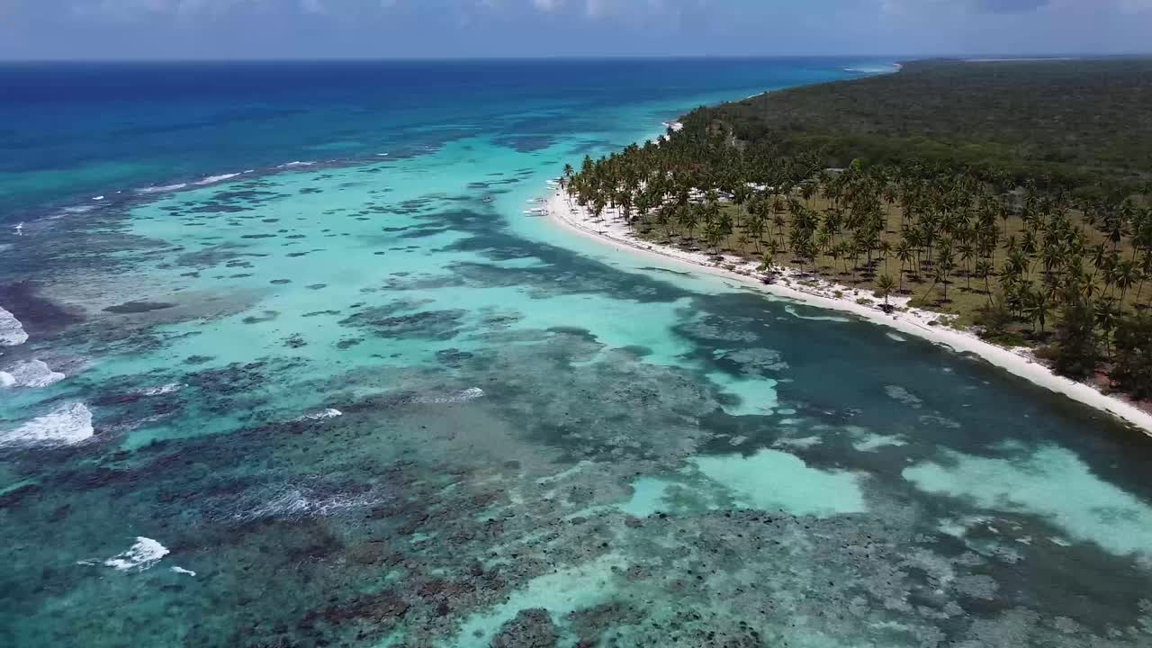 Incredibile immagine aerea con drone della spiaggia di mare