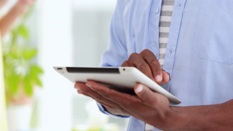 compañeros de trabajo ocasionales que utilizan tabletas y teléfonos inteligentes