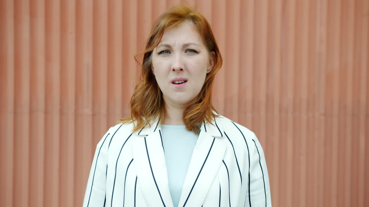 걱정스러운 표정의 여자