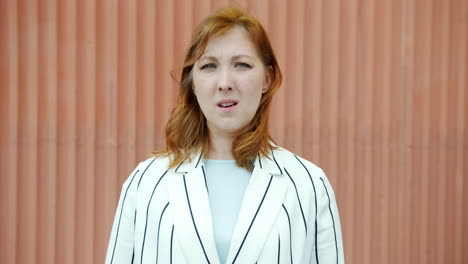 una mujer con una expresión preocupada.