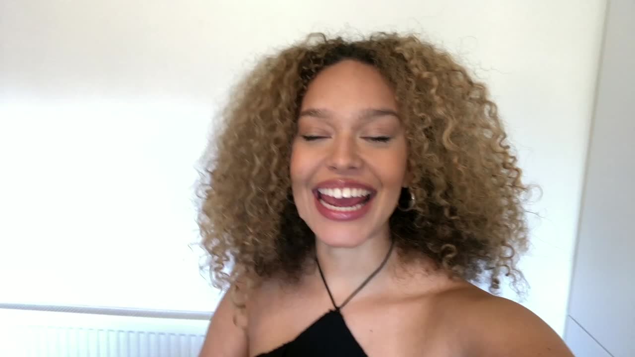 mujer afroamericana contando una historia divertida