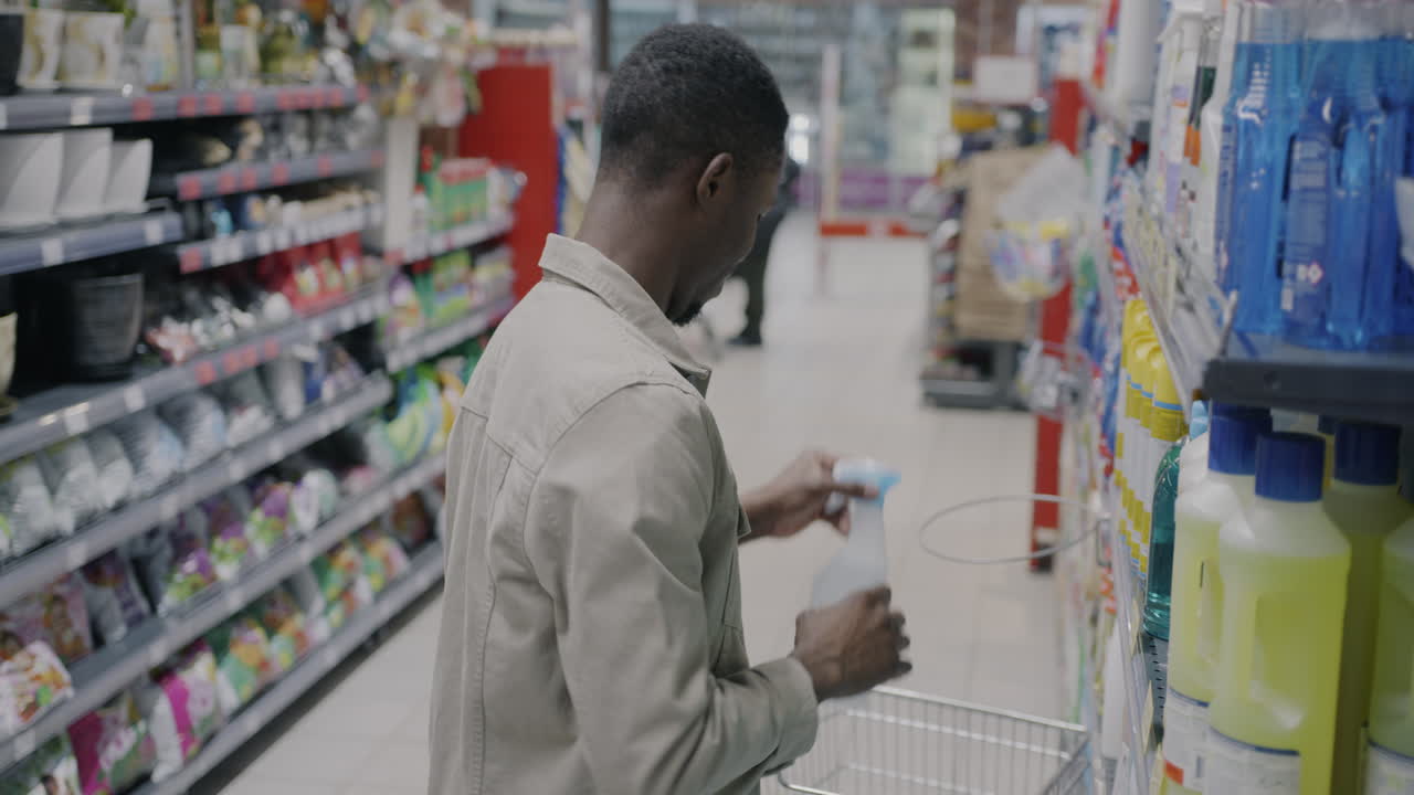 Uomo che fa la spesa al supermercato