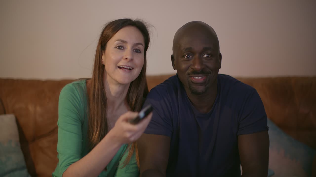 pareja viendo tv y riendo