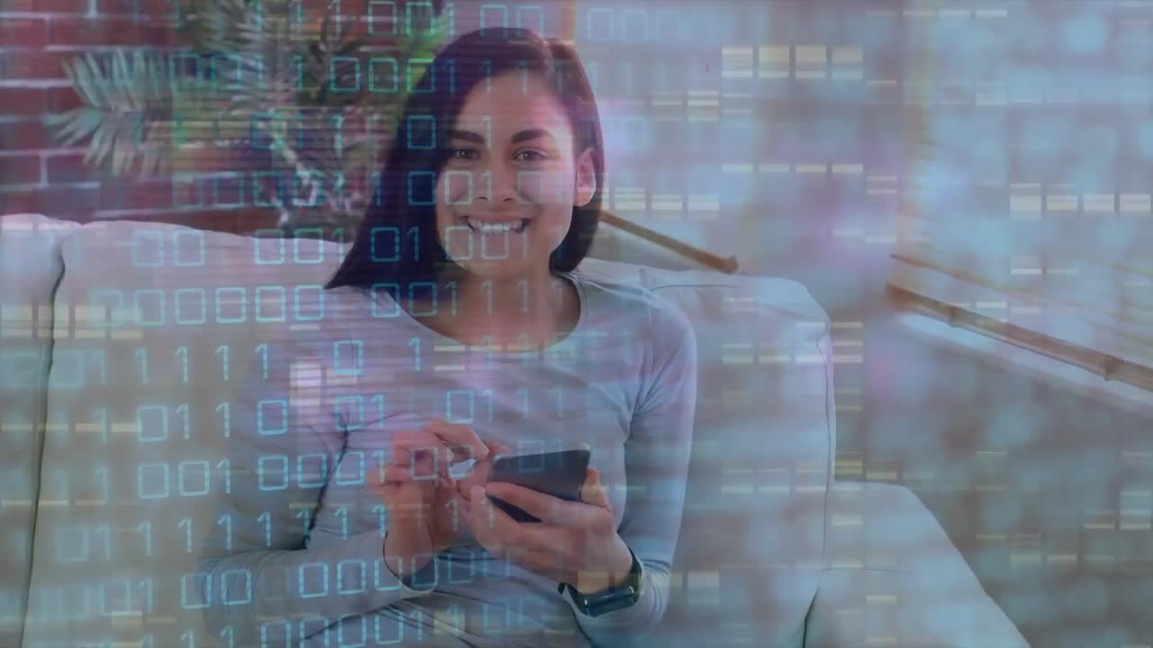 Animazione di codice binario su donna caucasica sorridente che usa lo smartphone a casa.