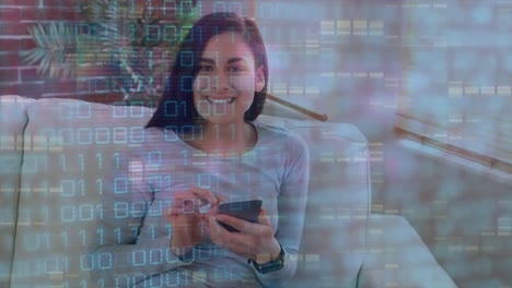 animación de codificación binaria contra mujer caucásica sonriendo mientras usa teléfono inteligente en casa.