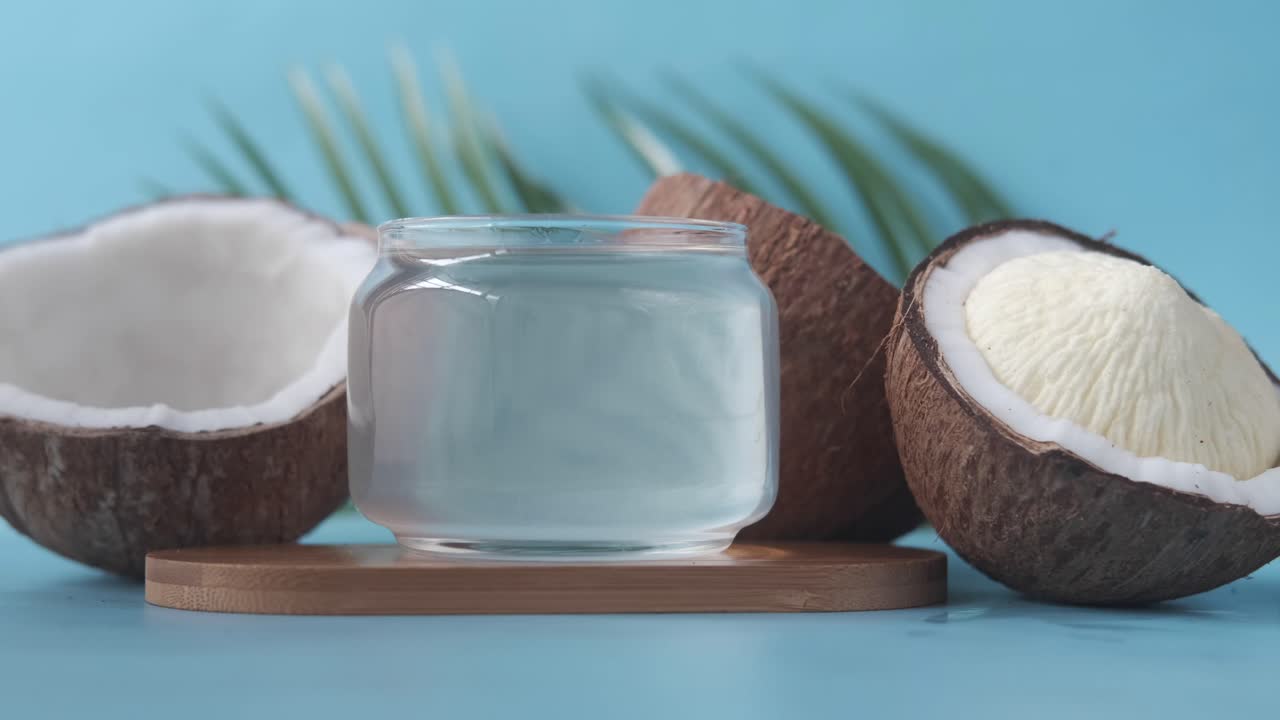 agua de coco en frasco de vidrio con pedazos de coco