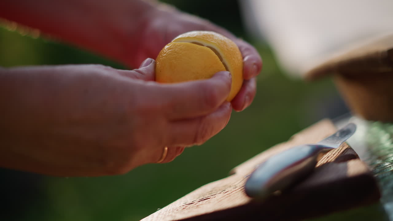 Primer plano de gajos de limón al atardecer, manos blancas realizando cortes dentados cuidadosos y colocando los gajos en un plato con luz de fondo suave, ambiente tranquilo de huerto, estilismo culinario en cámara lenta y luz cálida.