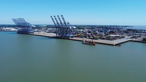 Blick-Aus-Der-Vogelperspektive-Auf-Den-Hafen-Von-Harwich-Mit-Beeindruckenden-Frachtkränen-Auf-Dem-Leeren-Pier