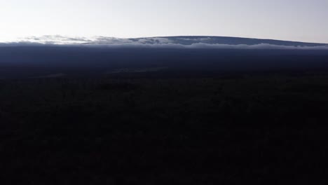 tomada aérea del volcán mauna loa revelada por encima de las nubes al atardecer en la isla grande de hawai