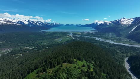 Paisaje-Boscoso-Con-Lago-Y-Montañas-Nevadas-Al-Fondo-En-Alaska