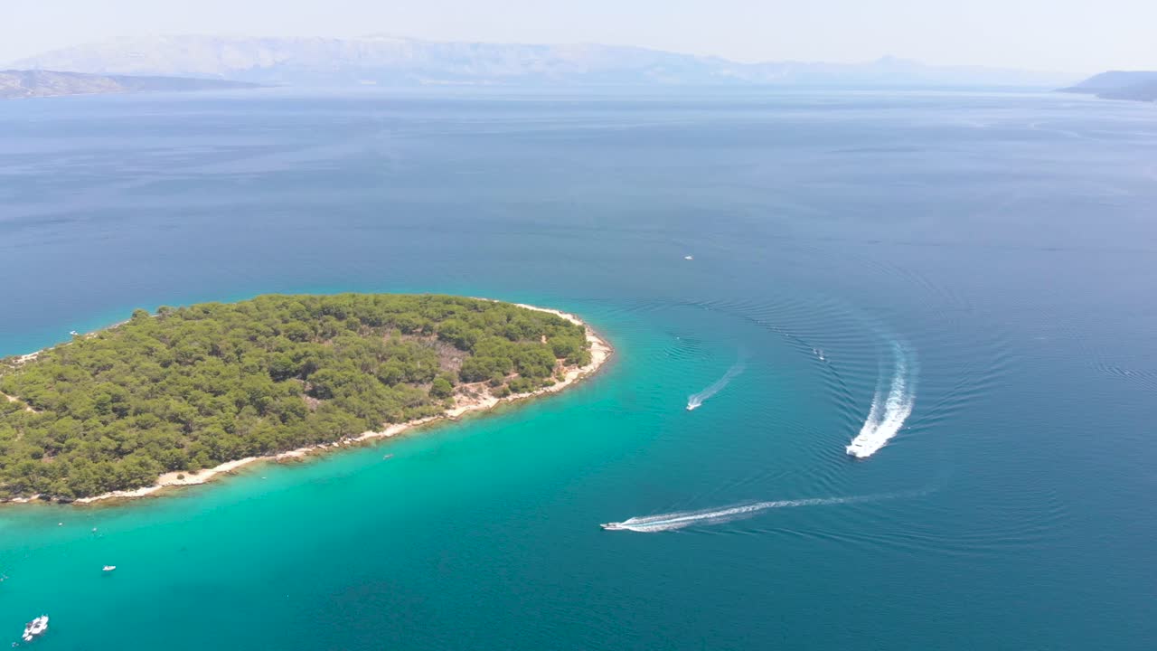 Flyfoto av båt i Adriaterhavet ved kysten av en kroatisk øy