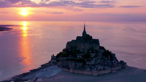 Increíble-Toma-Aérea-De-La-Iglesia-De-Mont-St-Michel-En-Normandía-Francia-Siluetas-Contra-La-Atardecer