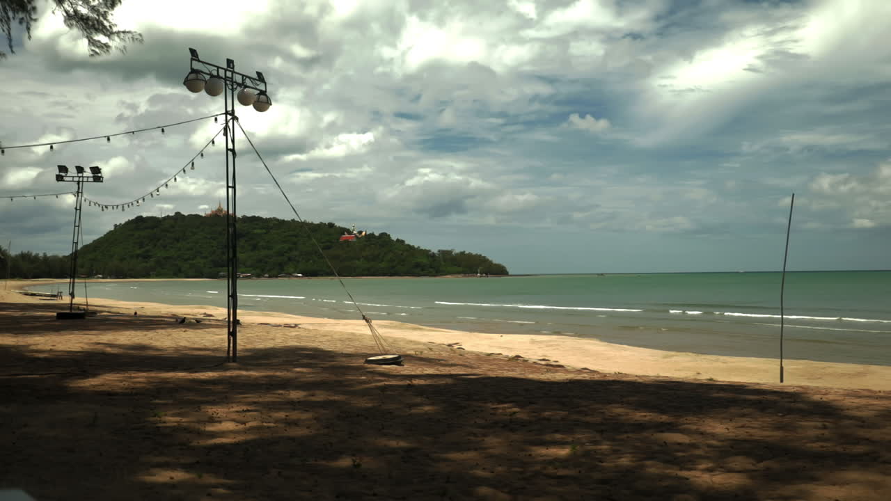 mirando la arena, el mar y el cielo desde la playa