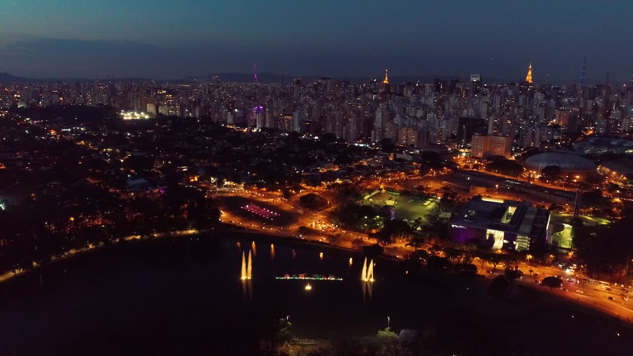 밤에 이비라푸에라 공원의 공중 풍경, 사우파울로 브라질.