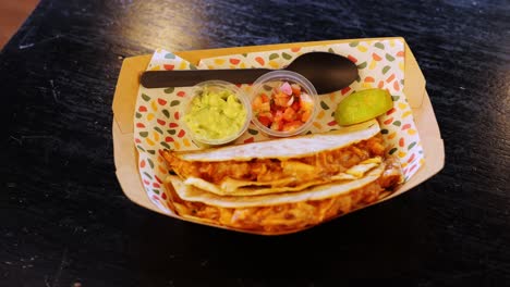 Portion-Mexikanische-Quesadilla-Gringa-Al-Pastor,-Mehl-Tortillas-Gefüllt-Mit-Käse-Und-Al-Pastor-Fleisch