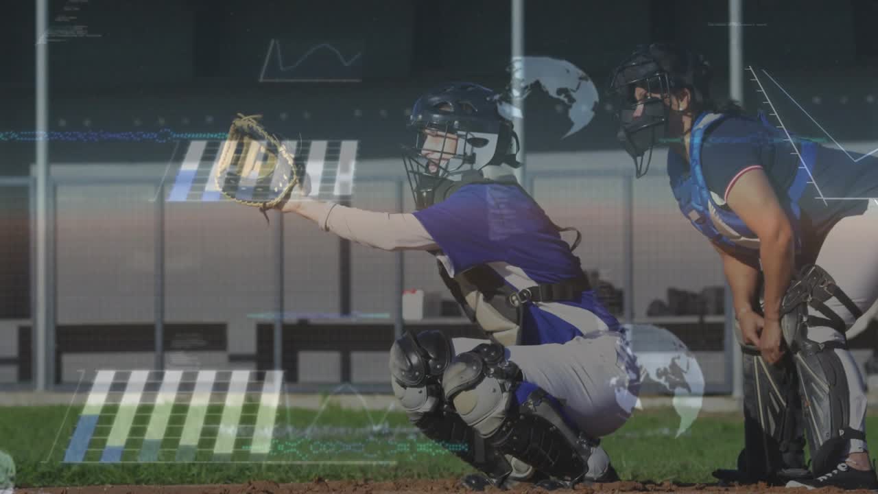 Ricevitrice accovacciata che estende il guanto per ricevere il lancio nel baseball, con sovrapposizioni HUD che coprono l'azione di gioco