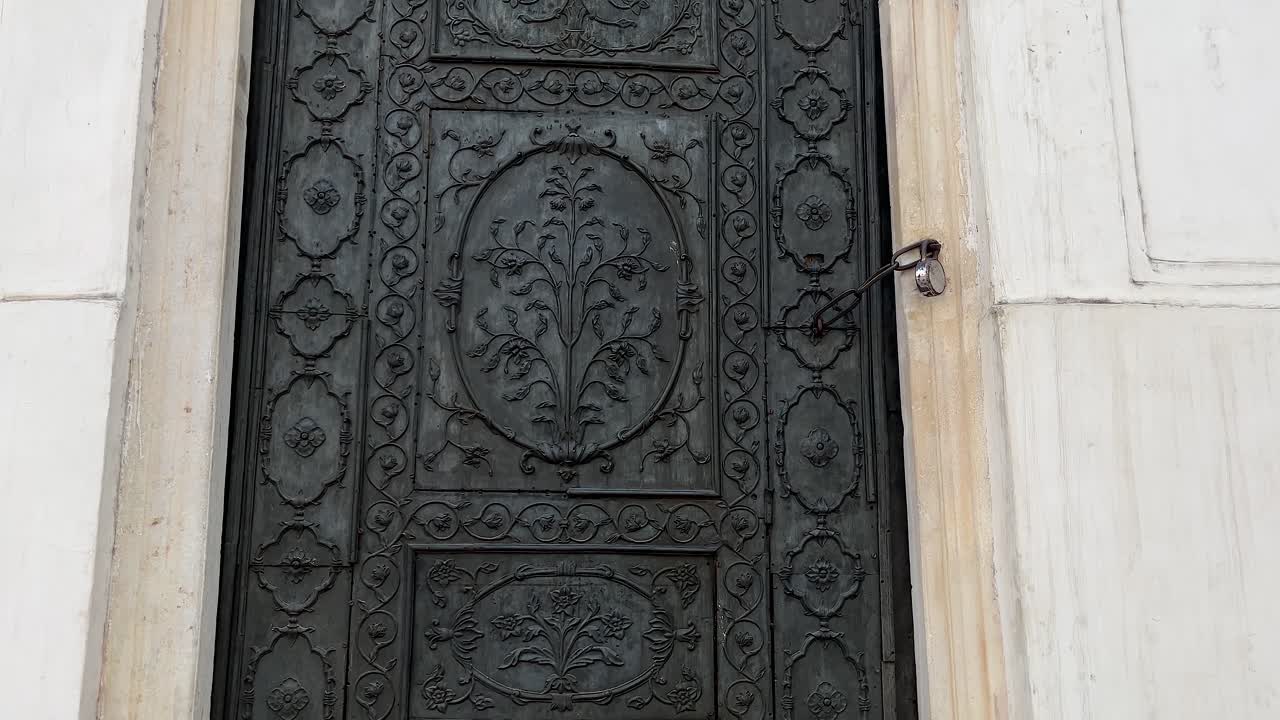 The various palaces inside the Red Fort and their craftsmanship