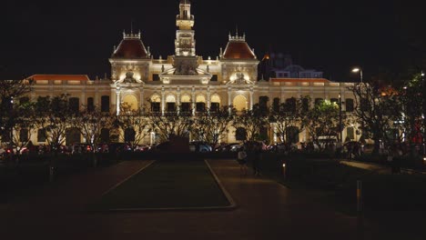 Maravíllese-Ante-La-Magnífica-Arquitectura-Del-Edificio-Del-Comité-Popular-En-La-Ciudad-De-Ho-Chi-Minh,-Tal-Como-Se-Alza-Con-Orgullo-En-La-Noche