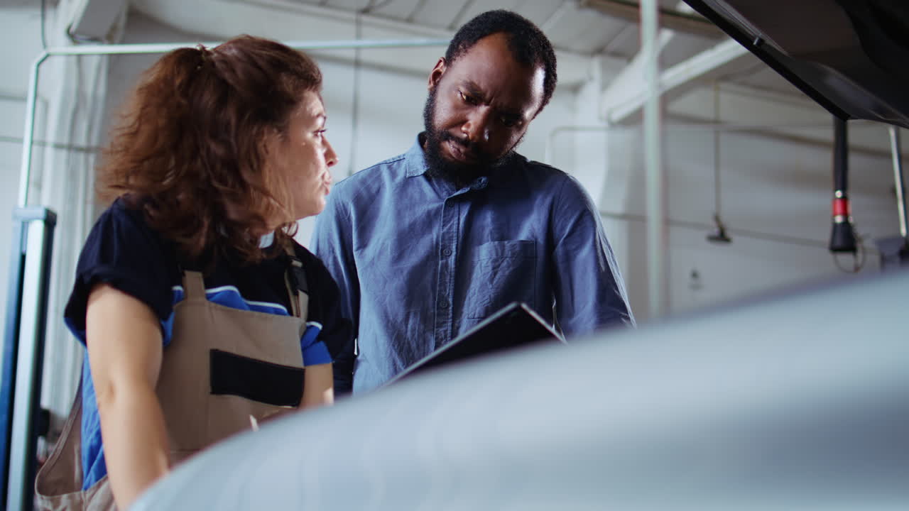 el servicio hace un chequeo en el coche del cliente.