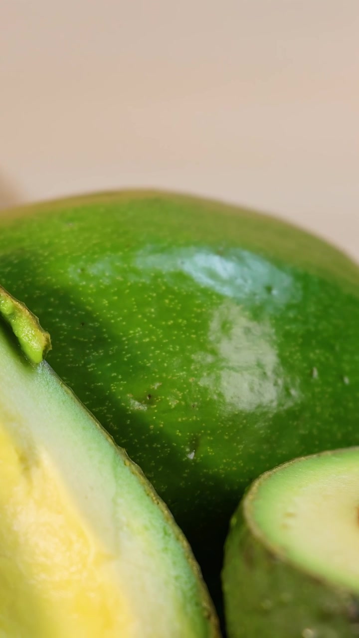 Planos detalhe de azeitonas, azeites, cocos e abacates com iluminação quente e transições suaves