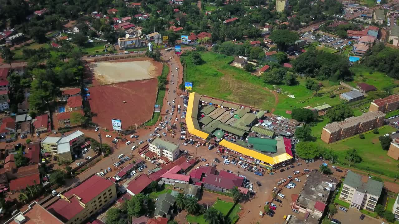 vista aérea del mercado local de bugolobi en kampala, uganda
