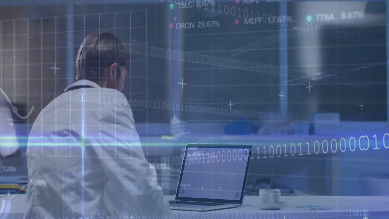 Laboratorielæge læner sig mod bærbar computer, live dataflow aktiverer diagrammer, binære strømme understøtter forskning