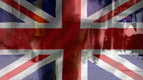 Union-Jack-Con-Gente-Caminando-En-Una-Calle-Concurrida