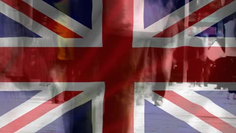 union jack con personas caminando en una calle llena de gente
