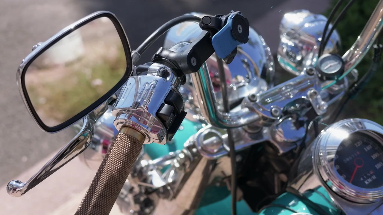 Primo piano di uno specchietto cromato e del manubrio su una moto d'epoca, Juan-les-Pins, Francia.
