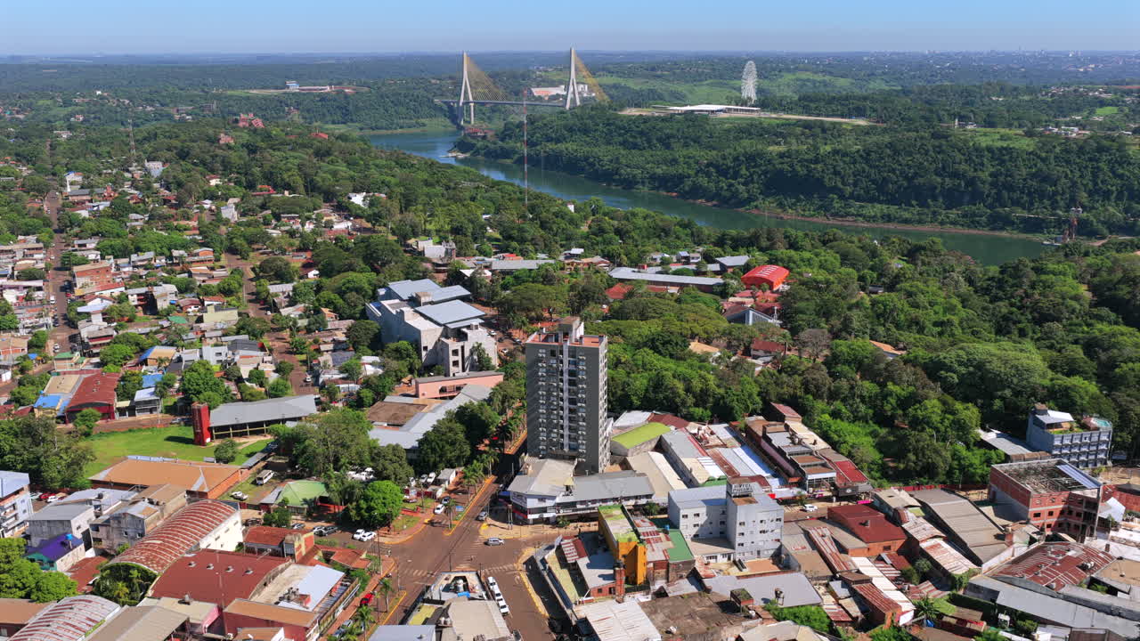 Panoramisk luftfoto med drone over Puerto Iguazu centrum med Iguazu-floden og Brasilien synligt i horisonten, Misiones, Argentina