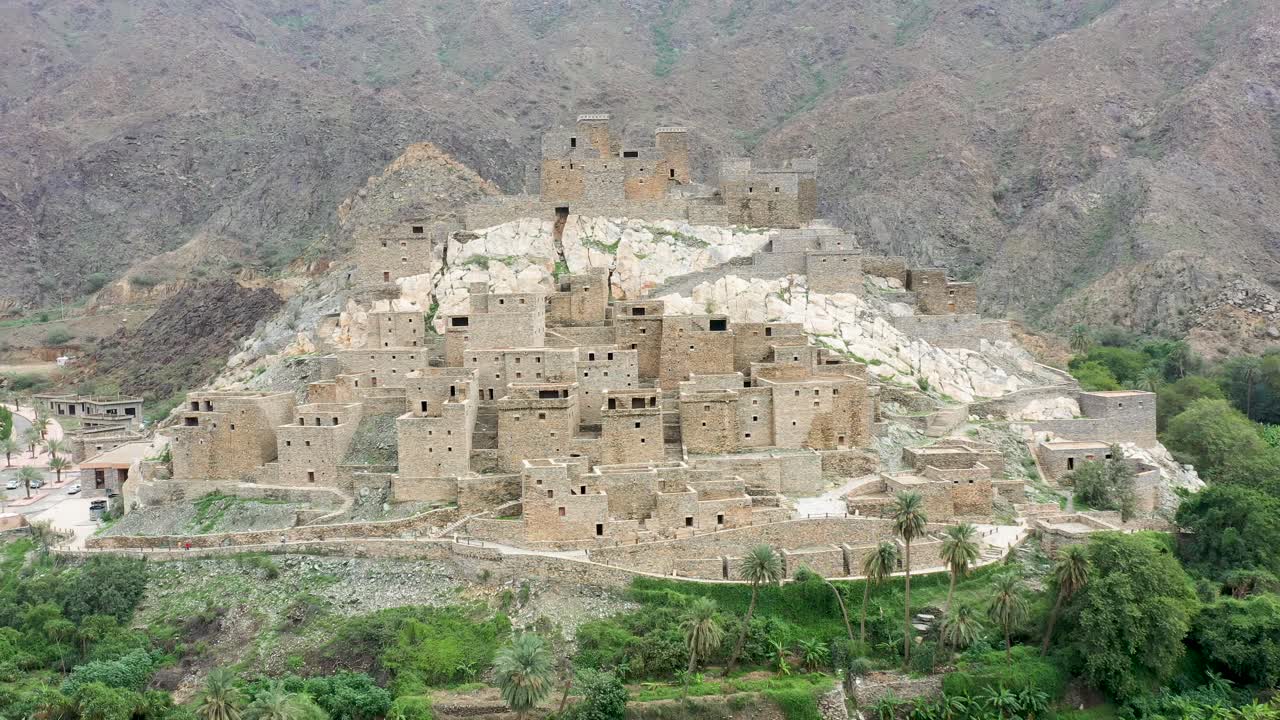 Thee Ain Historical Village. Questo video, che mostra le antiche strutture in pietra e la lussureggiante vegetazione del Villaggio di Thee Ain, è perfetto per progetti di turismo, storia e documentari.