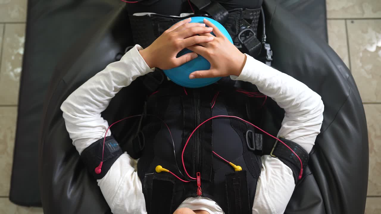 운동/치료를 위해 응급구조 조끼를 착용한 사람