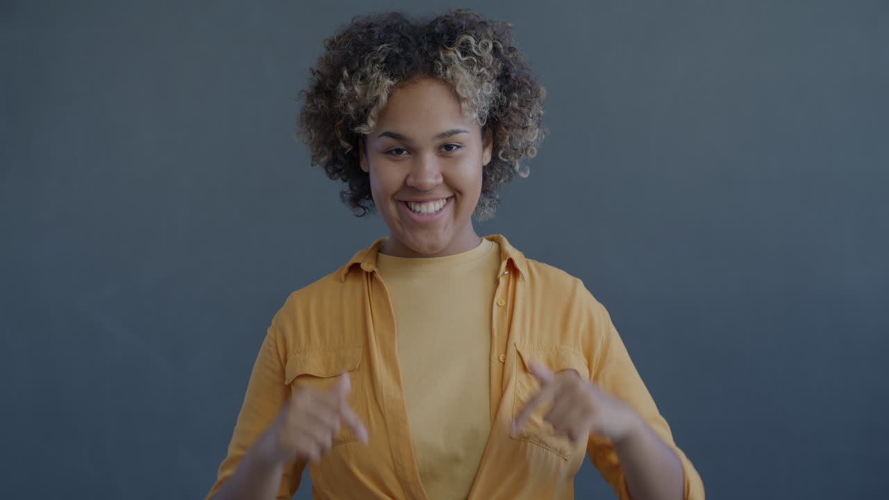 mujer sonriente señalando