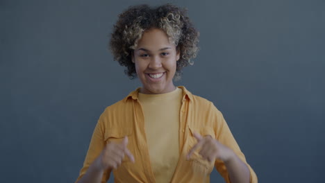 mujer sonriente señalando