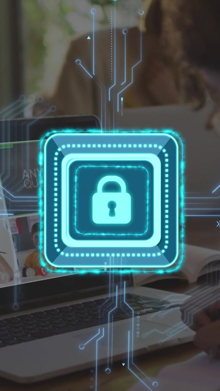 Video verticale: Blocco olografico che appare sopra il PC, circuiti pulsanti mentre delle mani scrivono durante una lezione.