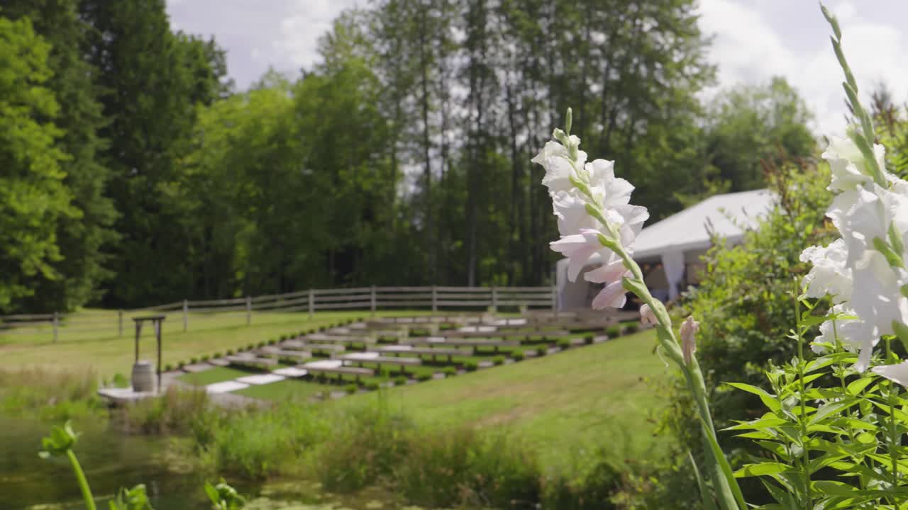 flores blancas de gladiolo en una finca de bodas